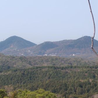 右に尾張富士と、左が本宮山