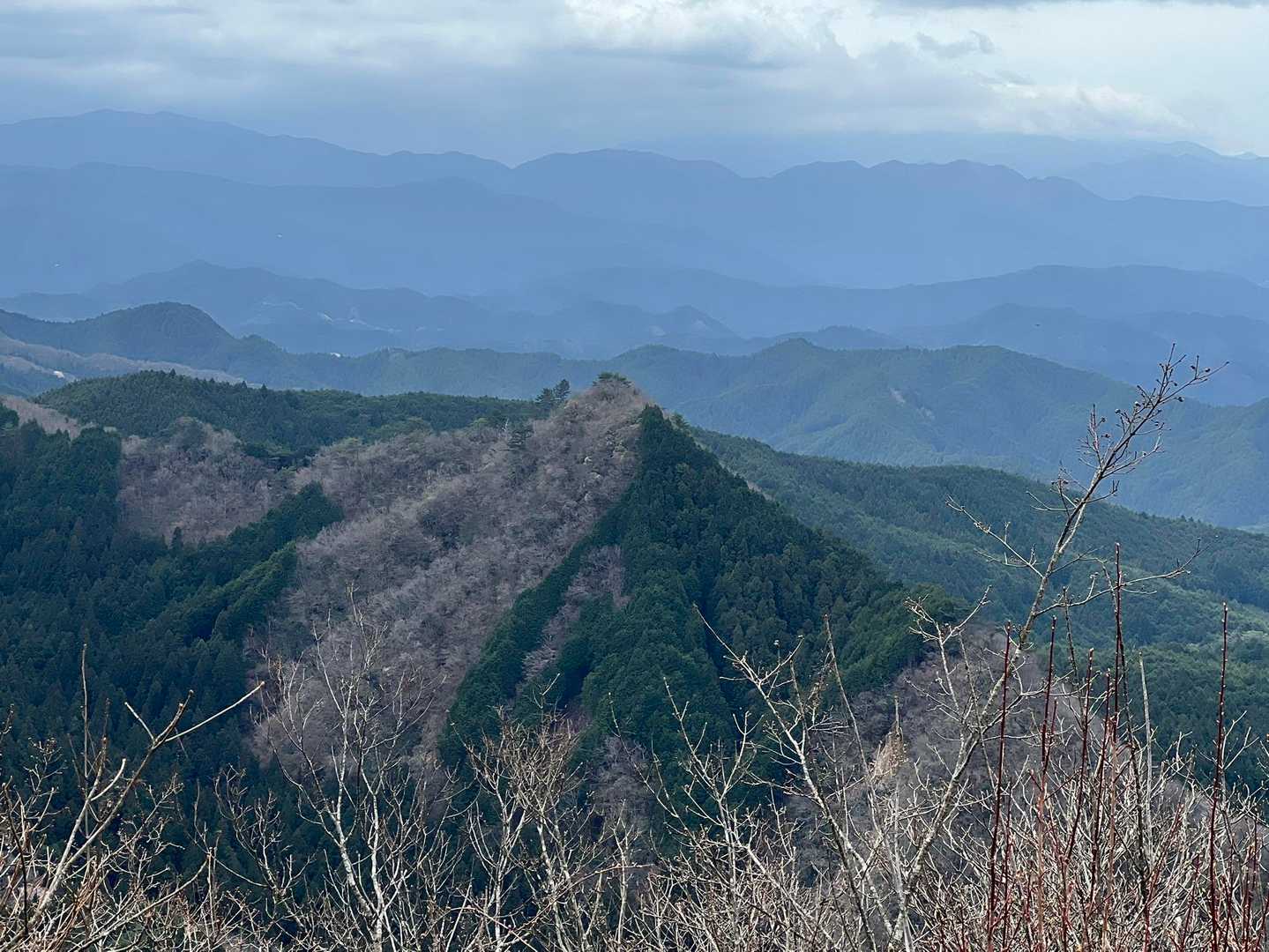 残念ながら曇りで、絶景とまでは行きませんが、とても気持ち良いです♪
大峰系の山々が直ぐにそこにあるんでしょうね。
どれがどれやらサッパリわかりません。
てか私、大峰系は一切未踏なのよねー:( ;´꒳`;)