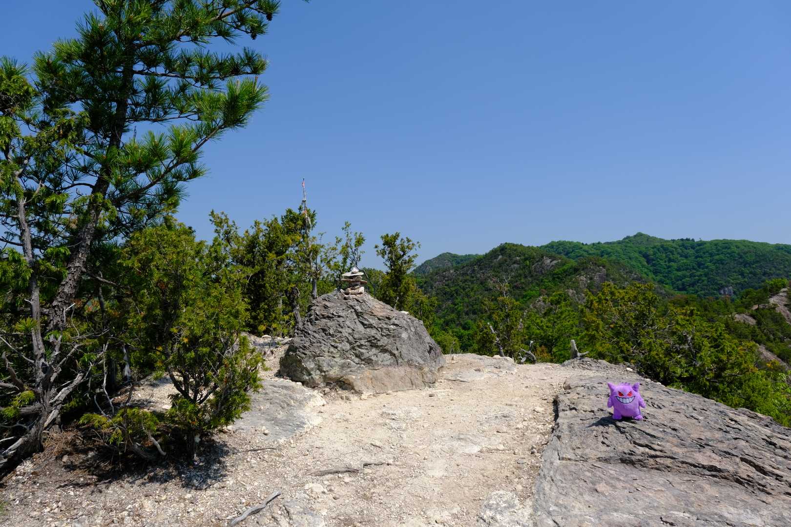 そののち、次なるピークである『穂高山(200m)』にも到着だ。中央に佇む小さな岩が目印である。