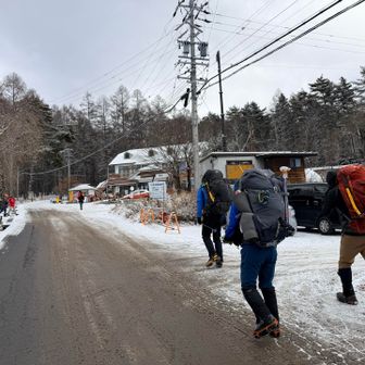 美濃戸口到着。八ヶ岳山荘🅿️から出発
初日の天候は曇り。当初は降雪予報でした🥷🏻
この時間なので路面凍結はありませんでした。赤岳山荘の駐車場にはチェーン無しの車もありましたが重量級な車輌ばかり。
軽めな車は八ヶ岳山荘🅿️が良いでしょう🥸