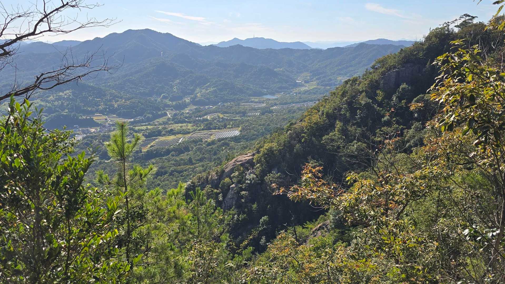 下山は正面口へ…
十畳岩が見えます👀