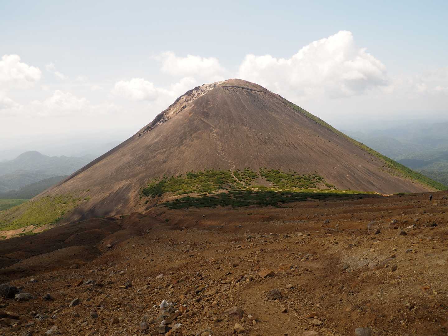 振り返ると、ジグザク路も含めまさしく富士山型（コニーデ）