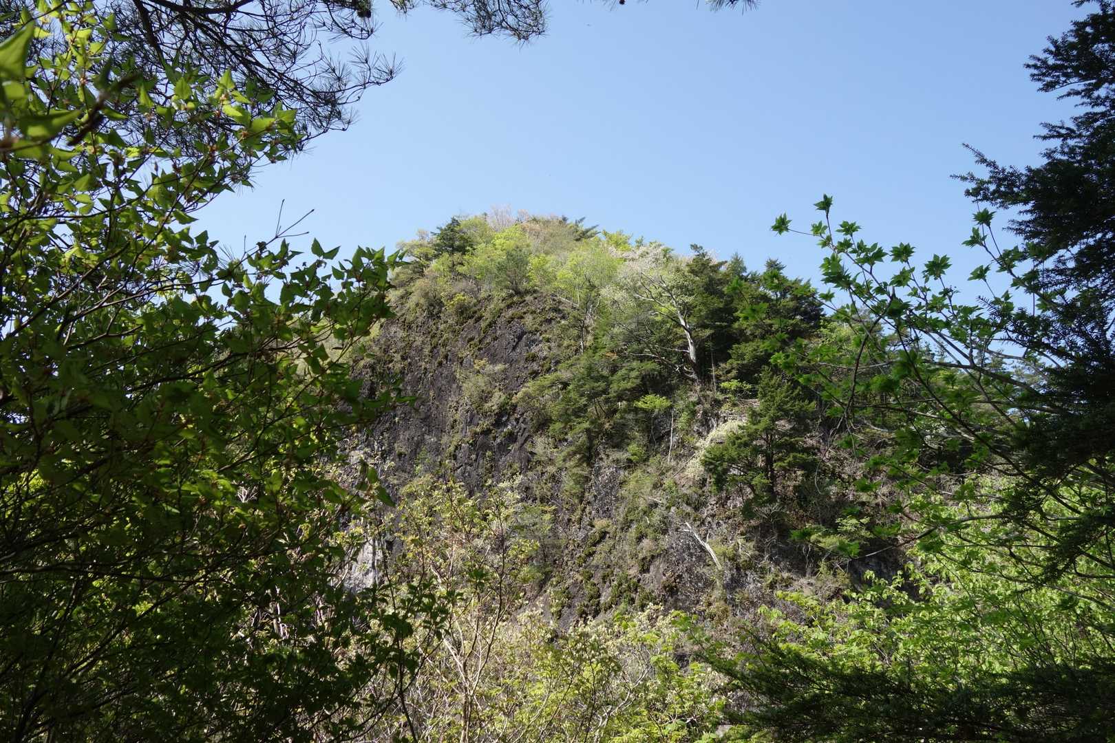 岩古谷山を振り返る。なかなかの絶壁だった。