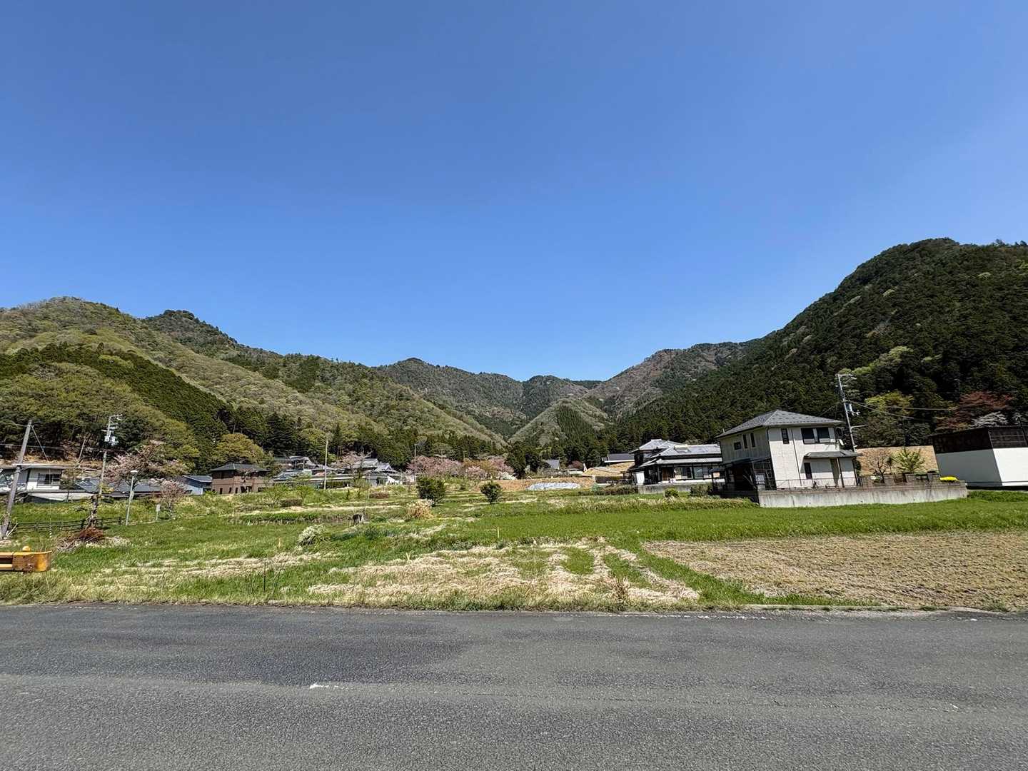 歩いた山々を横目に駐車場まで戻ります🚶‍♀️