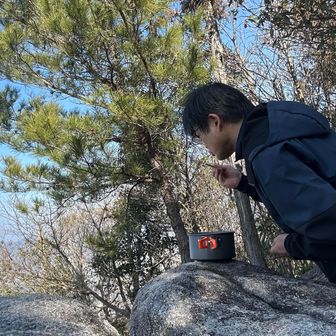 立ち食いラーメン
からの、熱々鍋が冷めたので座って食べてたら
abeちゃん登場！！

「この後、みくまり公園に集合するので行こう」って誘ってみたけど全否定😩　ｱﾀﾘﾏｴﾀﾞﾖﾈ