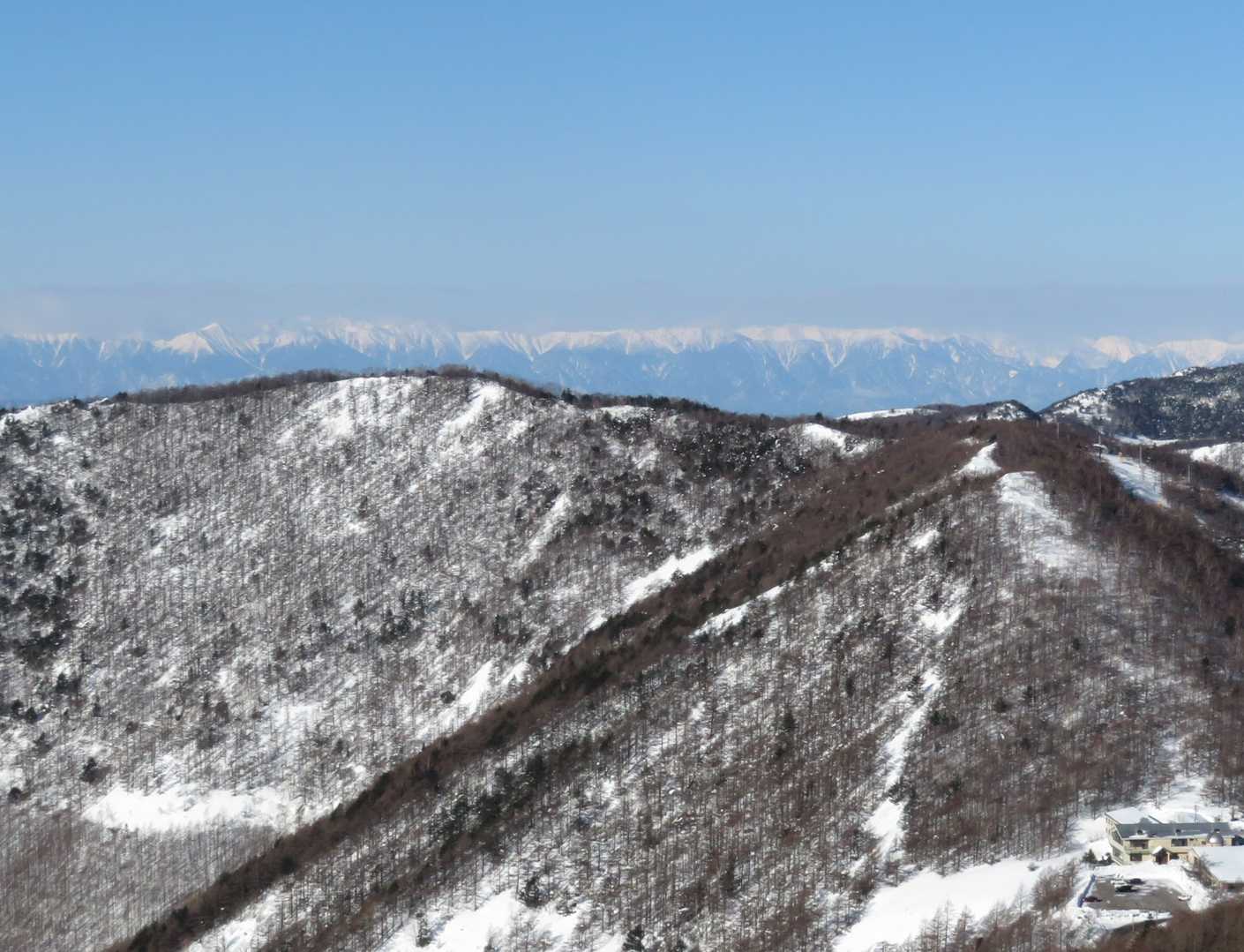 北アルプスの山並み、一番左は常念岳