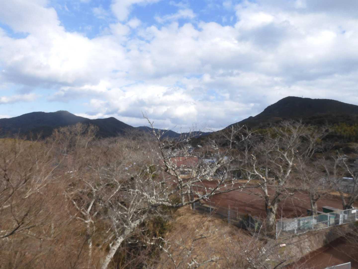 風頭公園展望台より、左端に烽火山、右端に英彦山