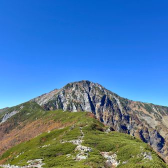 そして破壊力バツグンの北岳。
ここでしか出逢えない、北岳と北岳へと続く美しき稜線美✨✨
こんな絶景に出逢えるとは想像もしていなかった……
北岳バットレスも怖さを超え、美しくさえ感じてしまう。