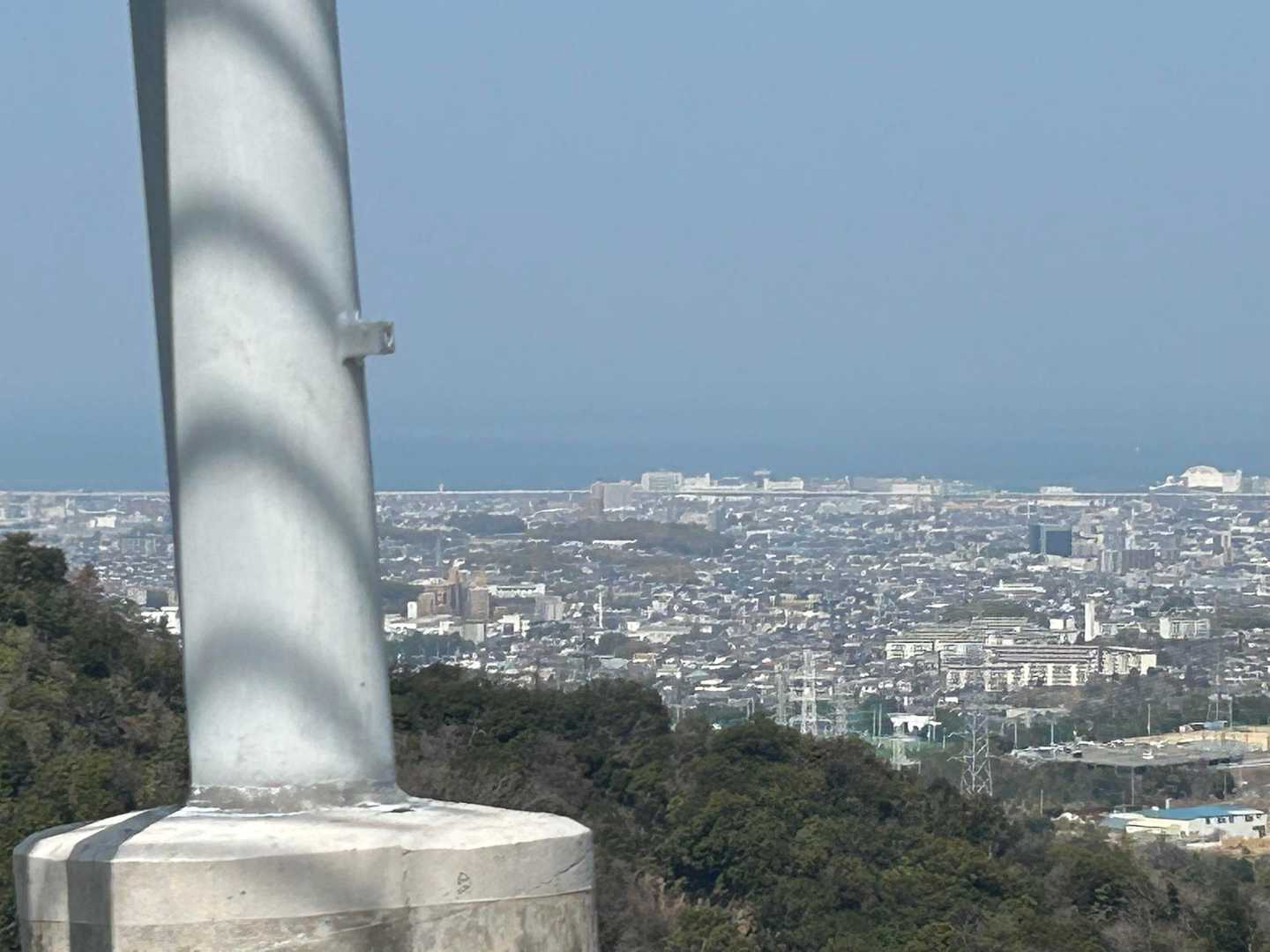 尾根の手前の鉄塔の所、気持ち良い風♪