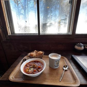 コロボックルヒュッテ

ボルシチとキャラメルミルクのセットにしました
どれも美味しかった🥖🥘🫖


スプーンまっすぐにして
マグカップのガラスこっち向けて
っていう心遣いのない私🥲