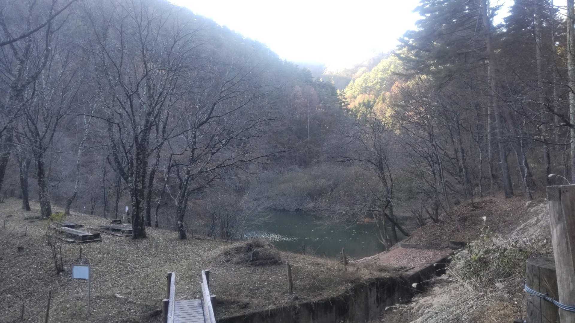 溜まらずの池を通り過ぎる