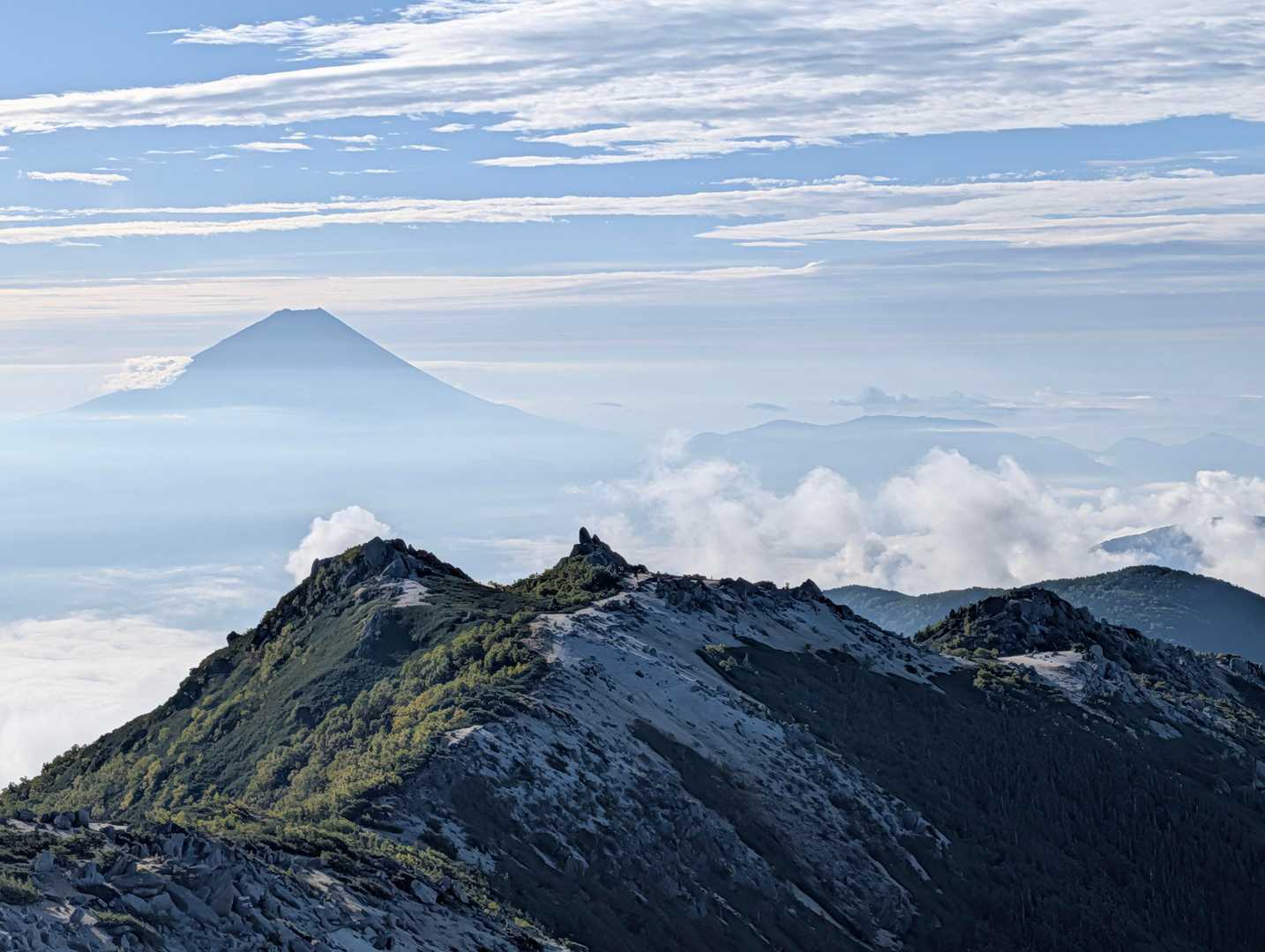 拡大
薬師岳の隣にはオベリスクみたいな巨岩があるね