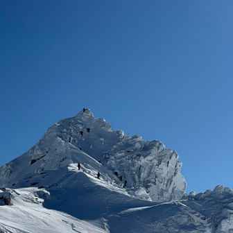 勇者達が宝剣に登ってる

見てりだけでヒヤヒヤ💦