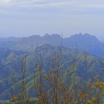 奥に荒々しい形の妙義山✨