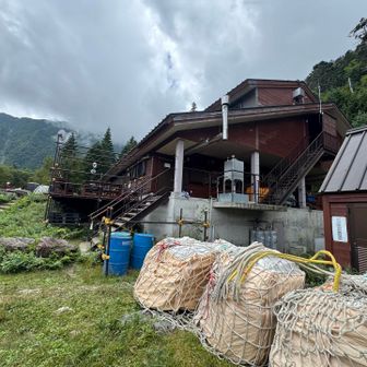白根御池小屋デカい