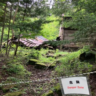 浅間神社の奥社は崩壊していました