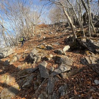 ソーヤノ丸デッコ手前。
のんびりハイキングモードだったので、
ここはちょっとヤバかった😅

そしてこの後、巻道を通ってちょっと戻れば簡単に山頂を取れたことを知る…😓