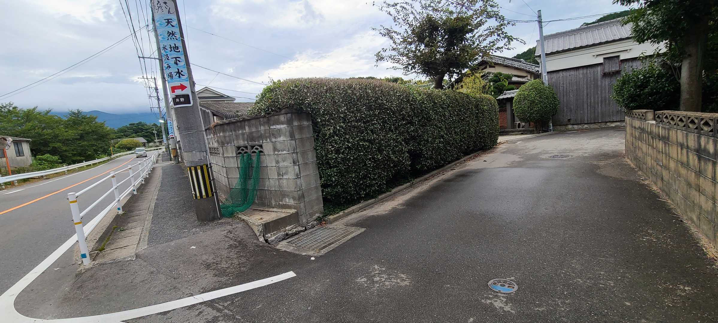 少し進むと電信柱に天然地下水水汲み場を右折

更に先の先の電信柱を右折どちらも水汲み場に行き林道登山口に合流します