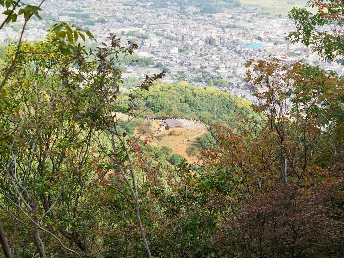下に何か建物