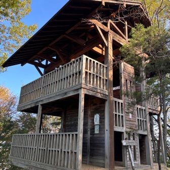 山頂付近にある展望台

周りが木に覆われ視界が良くない
展望台というよりみんなの休憩所か

ここより少し下がったところの方が視界が開けて眺めがいいかも