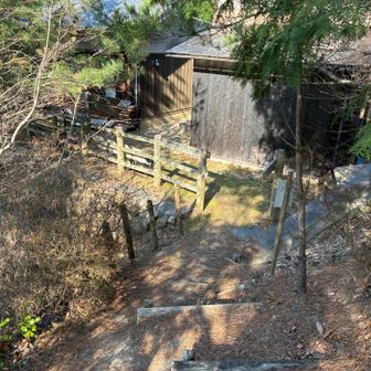 （裏側から）ビジターセンターに着きました。