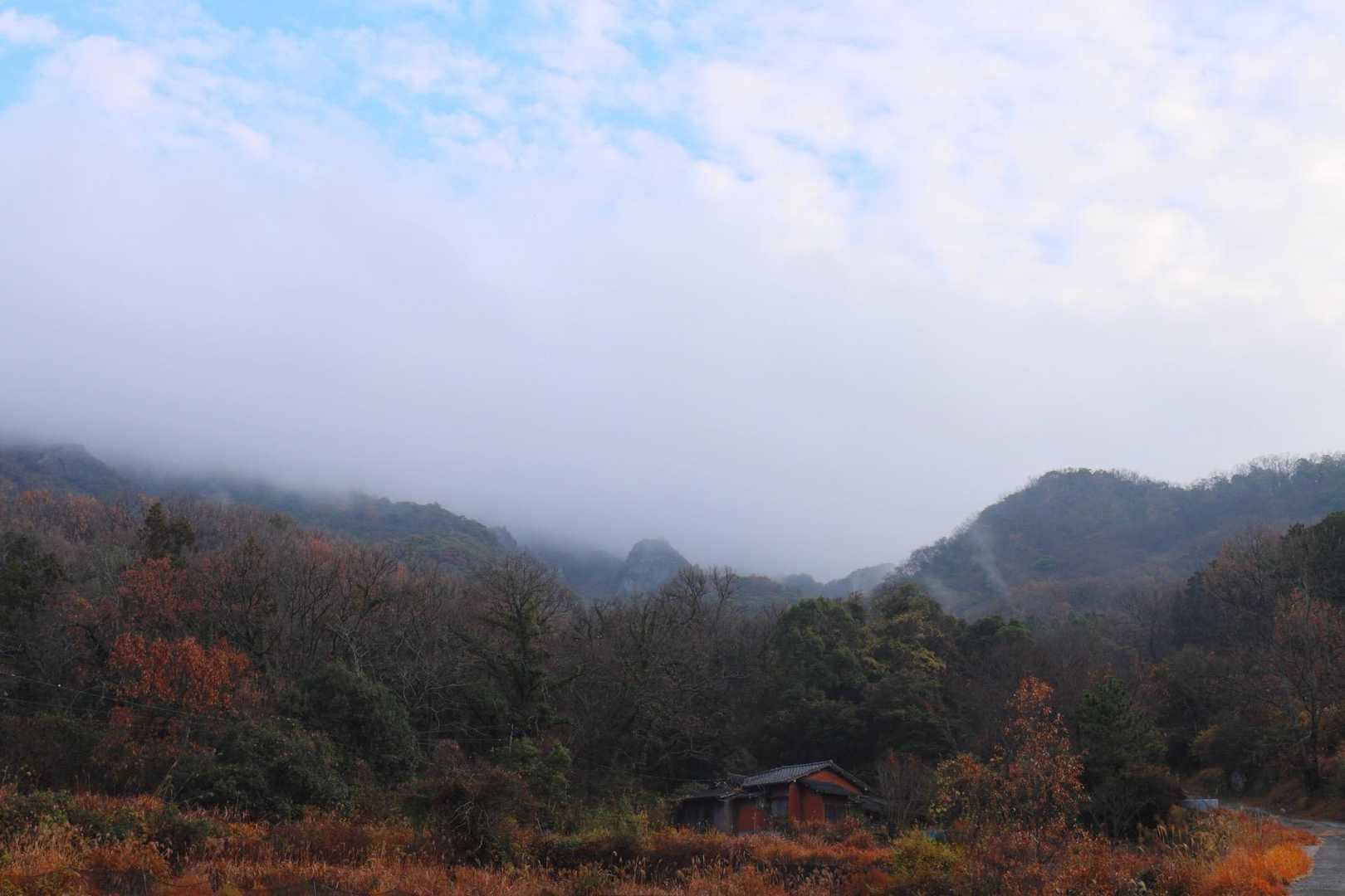 そびえる岩峰
雲に覆われその全貌は見えず