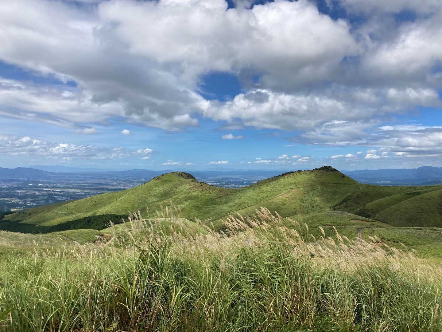 一ノ峯、ニノ峯遠景。ススキもなびいて
夏から秋へ。