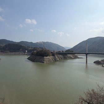 下山後にこの辺りを歩くのは、開放感あってほんと気持ちいいです。新緑の季節、お天気よいと陽の光を浴びて輝く湖はもっときれいでしょうね☺️