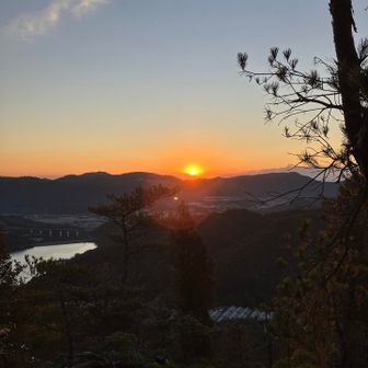 ご来光です。本当はもう少し早い時間に見えたんだけど、雲に阻まれてご来光ぽいのが撮れたのがこの時間。左手に見えるのが黒瀬ダム。