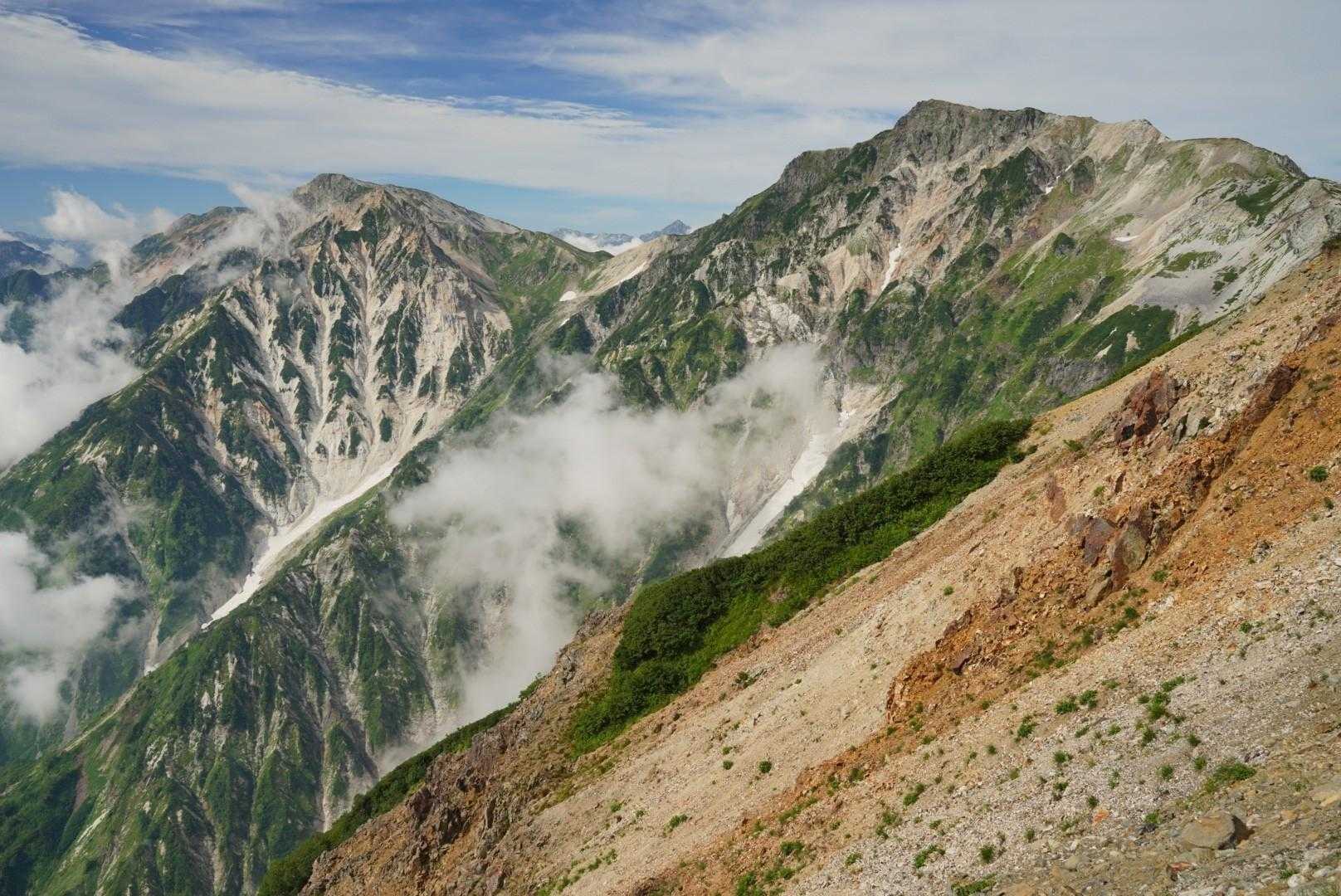 天狗原の湿原や白馬大池の水面に癒され、小蓮華山への美しい稜線を歩くの写真