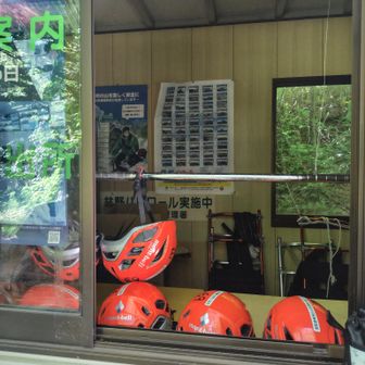 ヘルメット借りる気満々だったのに忘れて登山開始してしまった。（登山届ブースの横にありました）