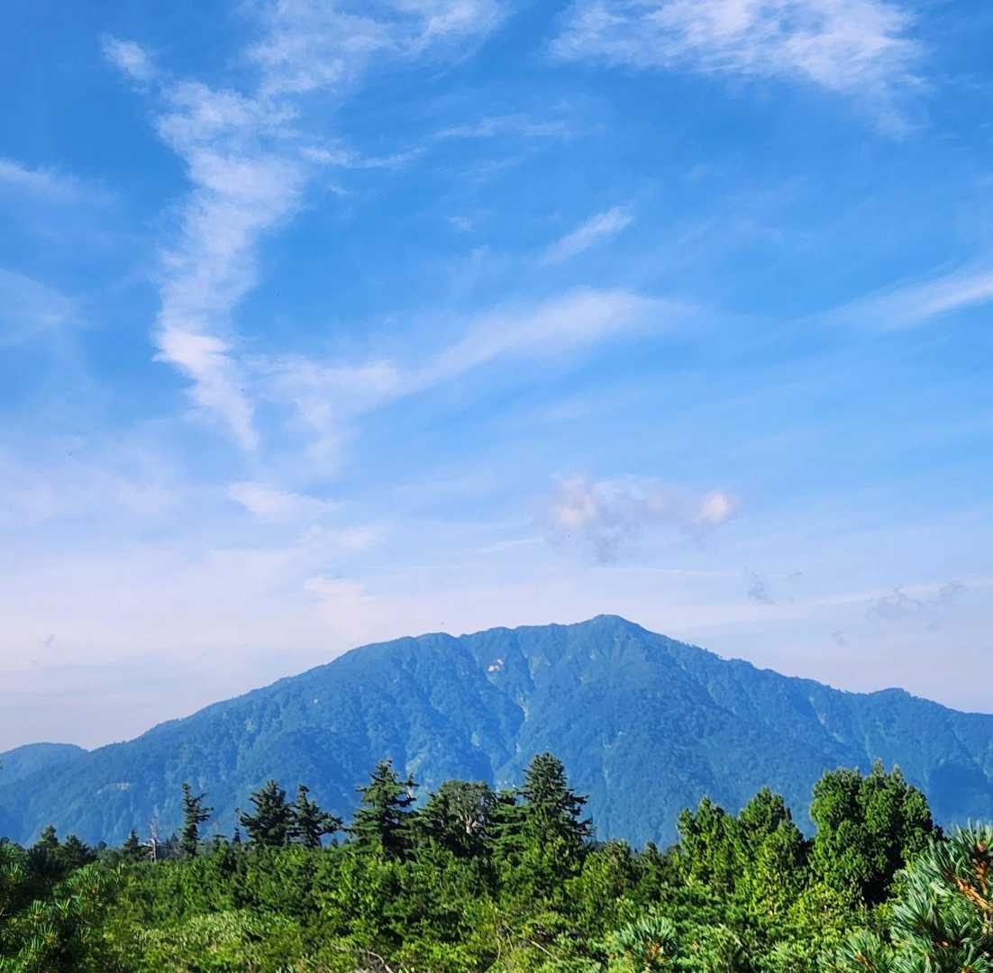 大好きだよ、お花いっぱいだった鍬崎山✨

景色最高！ 
身体は重い〜〜(›´-`‹ )
木道進みながらこの先の岩岩を行けるんか心配になる



