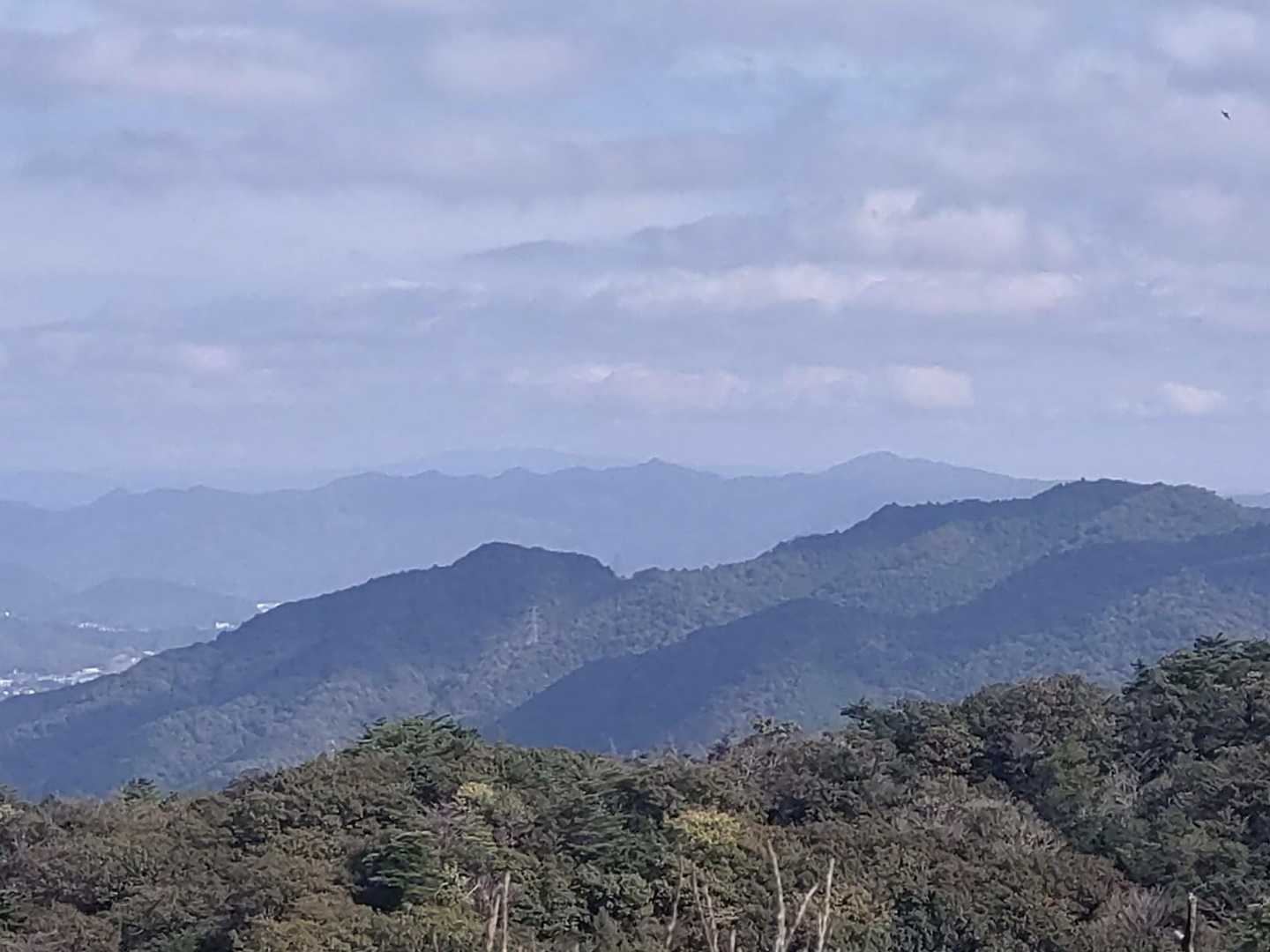 少し東側には蕎麦ヶ岳が見えました✨️　
よく目立つなぁ
右奥は真田ヶ岳、左側に白石山、
手前に伽藍山など