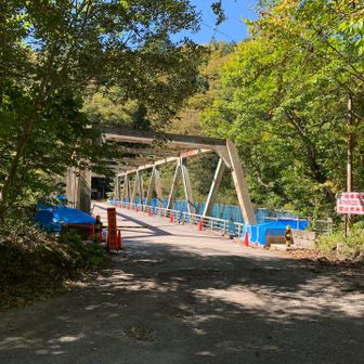 この橋を渡ってスタートです