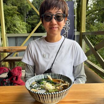 山菜うどん！武蔵野うどんのかみごたえのある太麺、お腹いっぱいになりました！