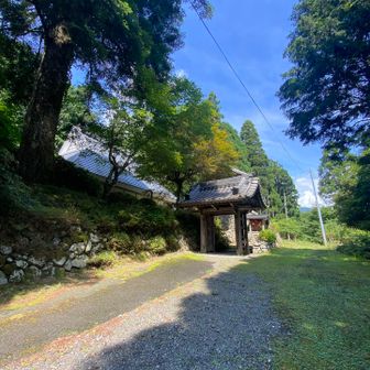 お寺の奥から登山道へ