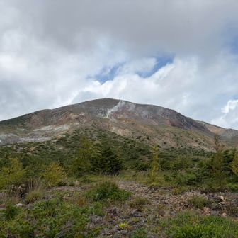 一切経山を下から見上げる