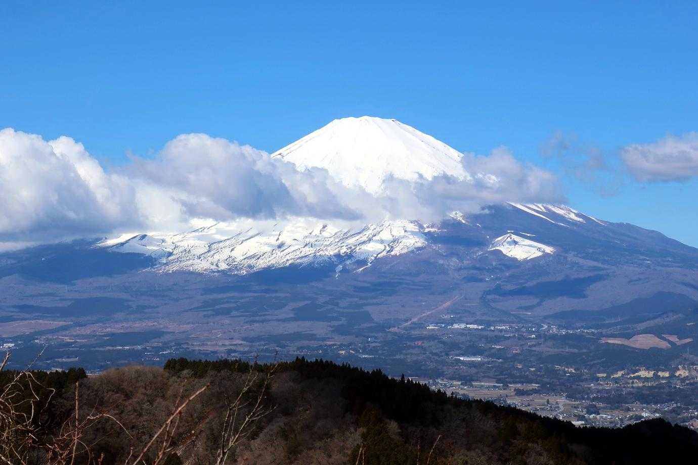 雲ナシもいいですが、最近はこれくらい雲がついてる構図もいいなと思ってます<(｀^´)>