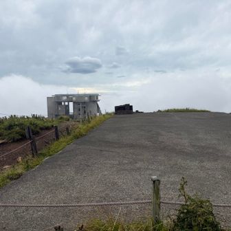 山頂へ。
風が強くてロープウェイ出てないかと思ってたけど余裕で動いてるやん。
