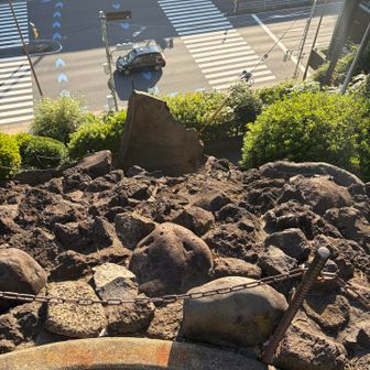 麓を見れば、結構な高度感