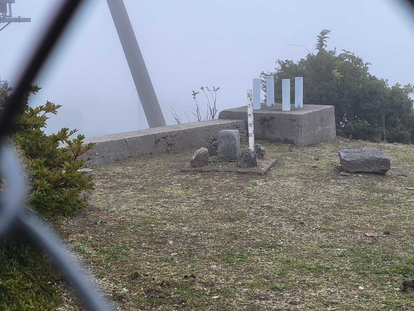 自衛隊基地の中の一等三角点。