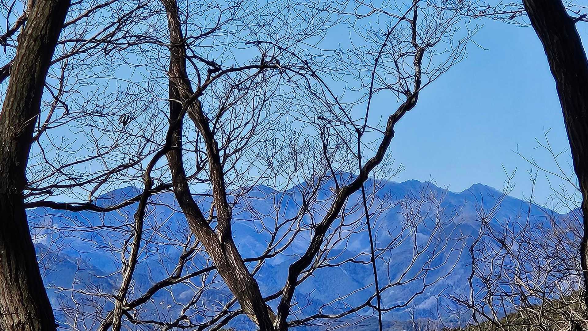 周囲の山々が見える箇所が、所々にあります。