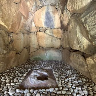 立派な石室です😳