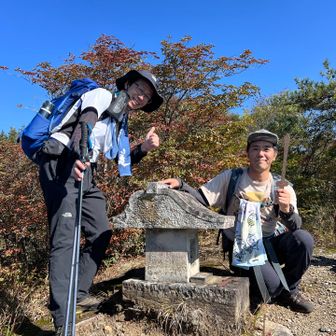 改めて西峰の祠で記念写真📷
バリルートで登って来られたグループの方に撮っていただきました。