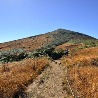 振り返ると栗駒山