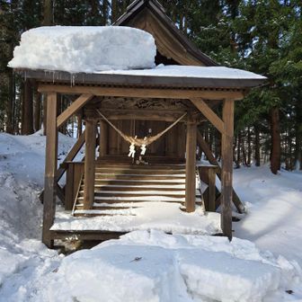 熊野神社到着＼(^o^)／
あらっ、屋根の雪が半分落ちている…