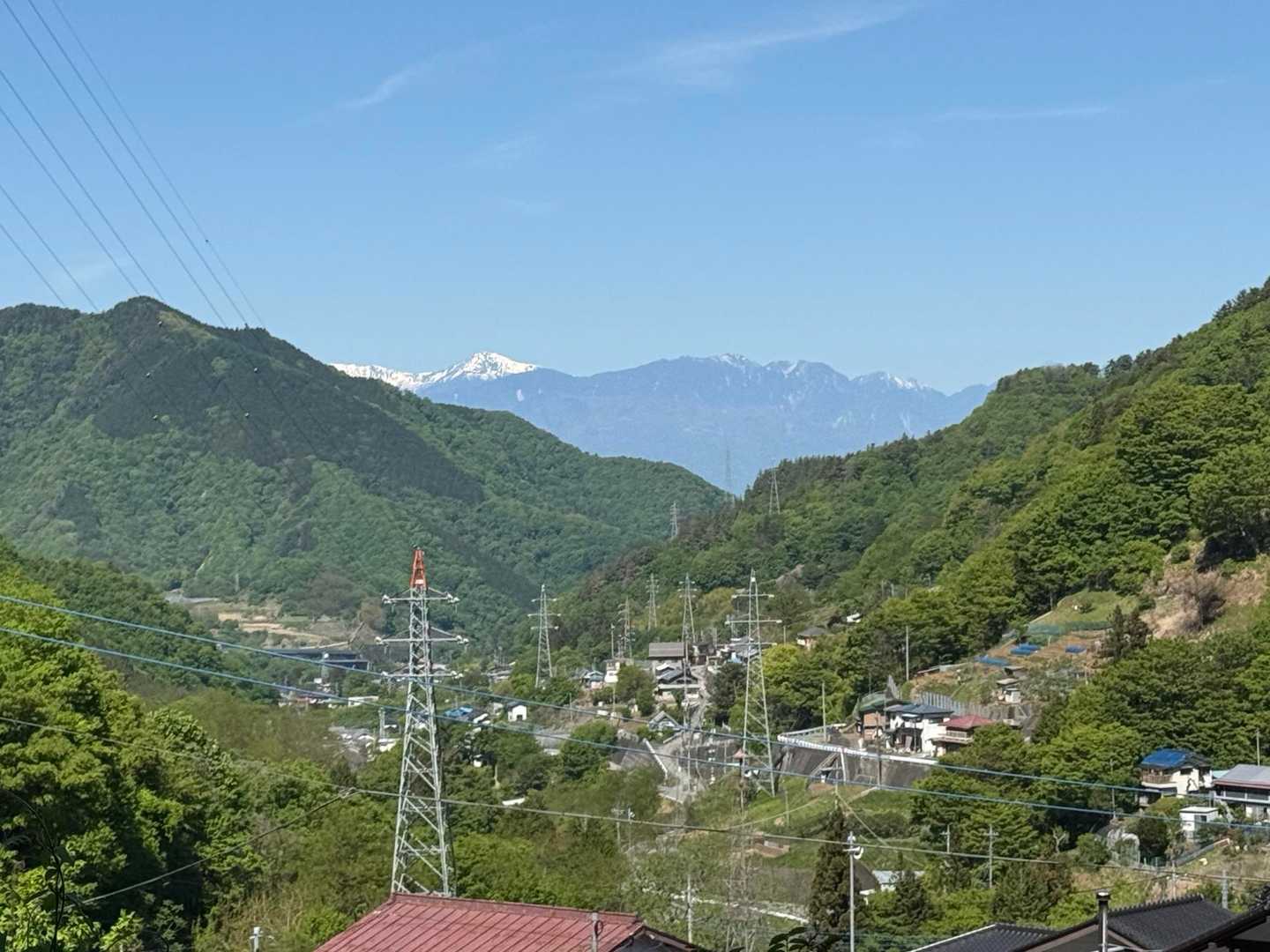 民家の横を抜けて登山口へ。
少し登ると、おー南アルプス見えてる