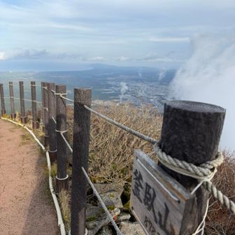 878.2m 釜臥山山頂　向こうに海岸線が見えます