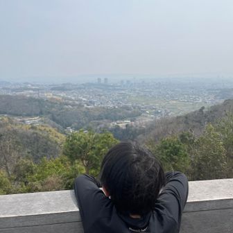 見晴らし台到着。段差が比較的大きめ階段が続くので子供には厳しかった模様。