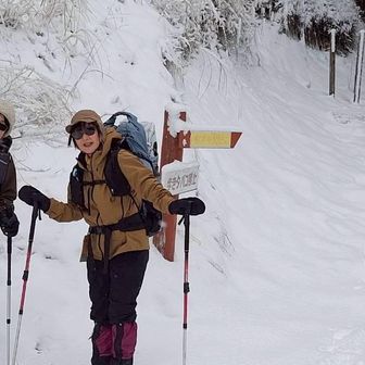 緩い上り坂を経てやっと登山口
